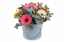 Букет с герберами Бабочки-цветочки в шляпной коробке