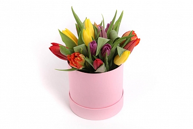 Букет 15 тюльпанов микс в розовой шляпной коробке