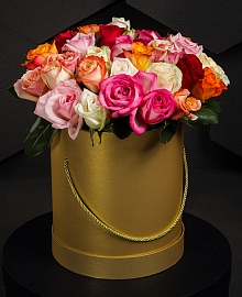 Букет Фламандская легенда (35 роз) в золотой шляпной коробке