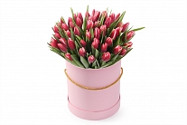 Букет 51 королевский тюльпан в розовой шляпной коробке, алые