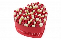 Композиция Весеннее вдохновение в шляпной коробке сердце (макси), красно-белая