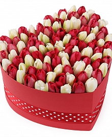 Композиция Весеннее вдохновение в шляпной коробке сердце (макси), красно-белая