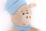 Свинка с голубым шарфом и шапкой, 22 см