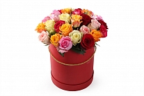 Букет Фламандская легенда (35 роз) в красной шляпной коробке