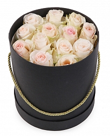 Букет 13 роз Сеньорита в шляпной коробке