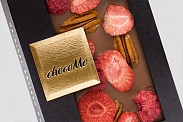 Шоколад молочный ChocoMe «Клубника+орехи»