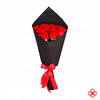 Букет 11 красных роз Эквадор в черном крафте 50/60 см