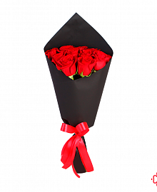 Букет 11 красных роз Эквадор в черном крафте 50/60 см