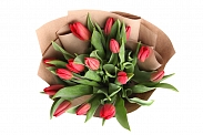 Букет 15 тюльпанов в крафтовой бумаге, красные