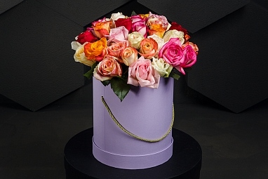 Букет Фламандская легенда (35 роз) в фиолетовой шляпной коробке