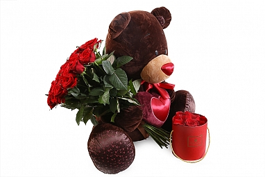 Букет Мишка с лепестками и красными розами
